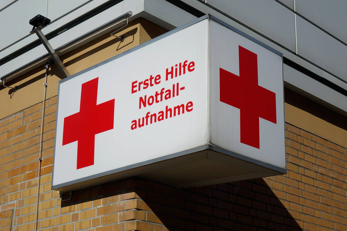 Mit dem geplanten Notfallreformgesetz greift die Bundesregierung viele Pläne der Vorgängerregierung auf: unter anderem das Konzept der sogenannten Versorgungsapotheken. / © imago images/Steinach