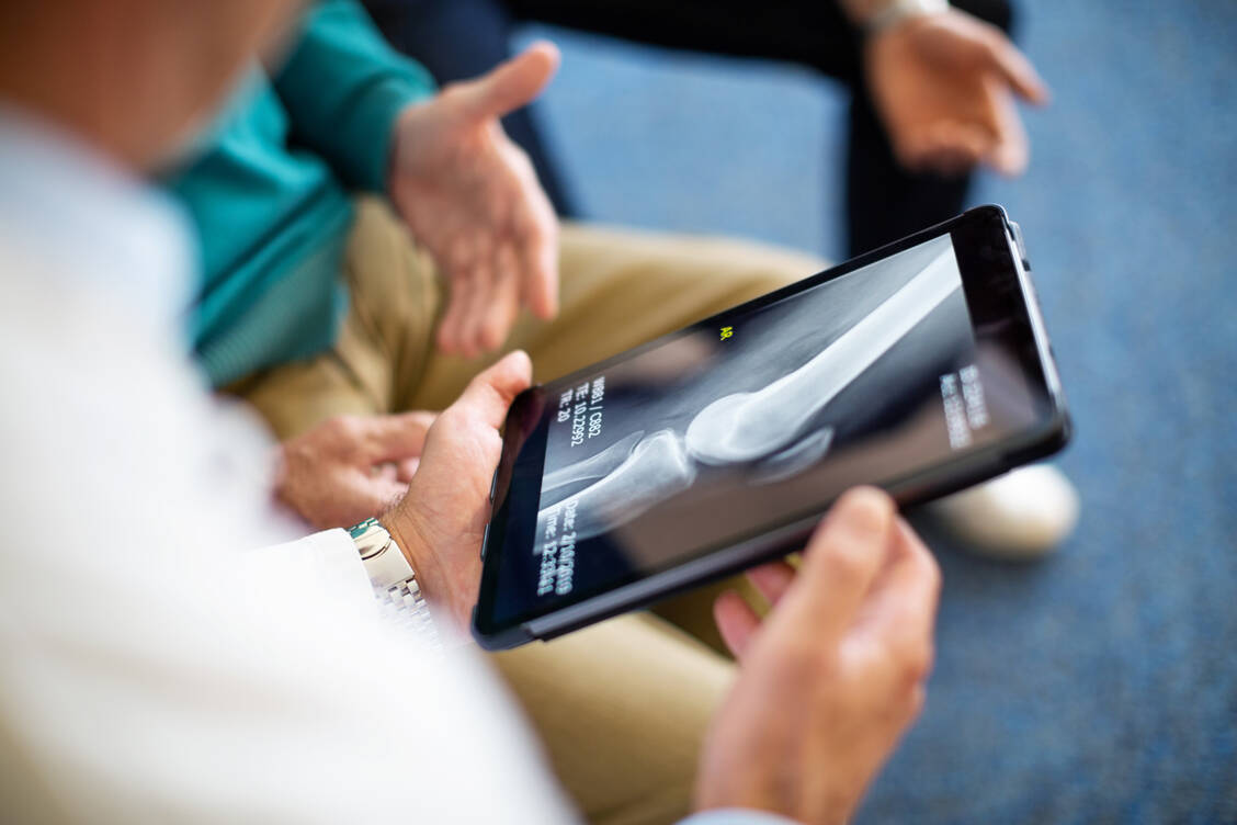 Bei Arthrose wird der Gelenkknorpel dünner oder verschwindet ganz, bis Knochen auf Knochen reibt. Es kommt zu starken Schmerzen und Bewegungseinschränkungen. / Foto: Getty Images/Luis Alvarez