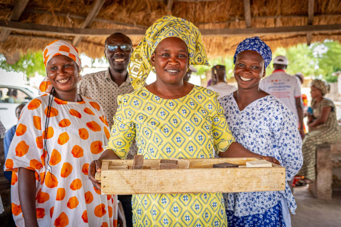 Die DAHW unterstützt Menschen mit einkommensschaffenden Maßnahmen, zum Beispiel in dem senegalesischen Dorf Koutal. Frauen verdienen eigenes Geld mit der Herstellung von Seife. / © Christian Maenner / DAHW