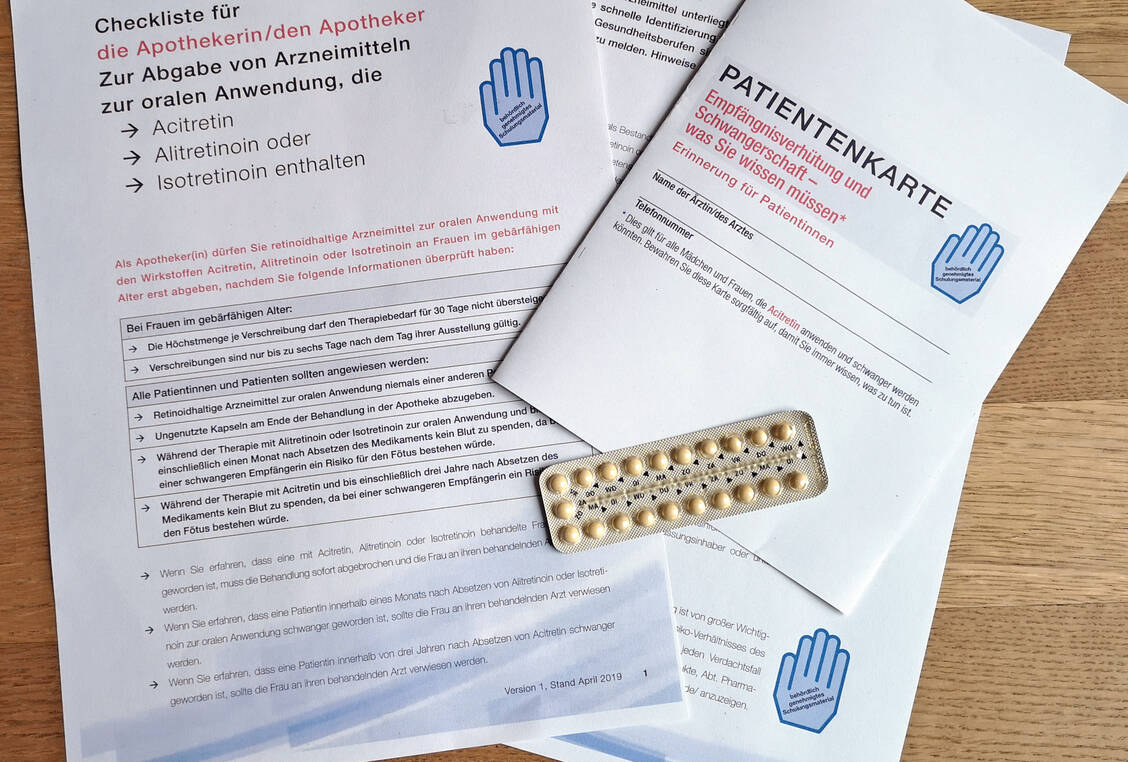 Schulungsmaterial für Ärzte, Apotheker und Patienten, das mit der »Blauen Hand« gekennzeichnet ist, ist behördlich genehmigt und dient der Risikominimierung. / © PZ/D. Hüttemann