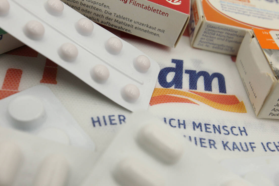 Die Wettbewerbszentrale sieht im Angebot »dm-med« eine unzulässige Vermischung von Apotheken- und Drogeriegeschäft. / © Imago/Hanno Bode
