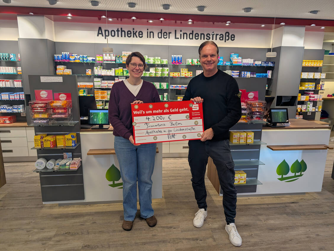 Marion Gövert, Leiterin von »Spes Viva Trauerland«, hat eine Spende von Apothekeninhaber Jens-Henrik Pott erhalten. Der Apotheker sammelt jedes Jahr Spenden für lokale Projekte.  / © Spes Viva Trauerland