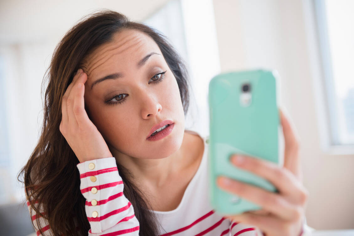 Wenn Jugendliche sehr intensiv auf Social Media unterwegs sind, kann dies ihr Körperbild negativ beeinflussen. Die Idealisierung sehr dünner Körper kann das Risiko für Essstörungen anheizen.   / Foto: Getty Images/JGI/Jamie Grill/Blend Images LLC