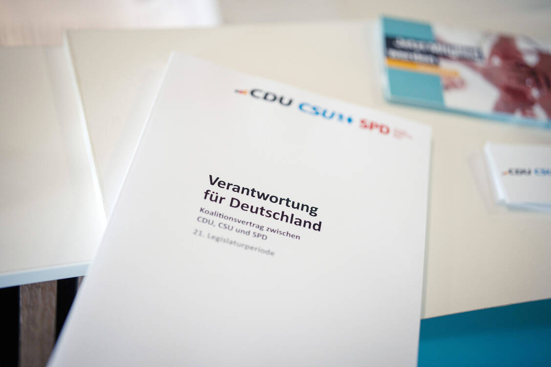Am 5. Mai 2025 wurde der Koalitionsvertrag zwischen Union und SPD unterzeichnet. / © Imago/Chris Emil Janßen