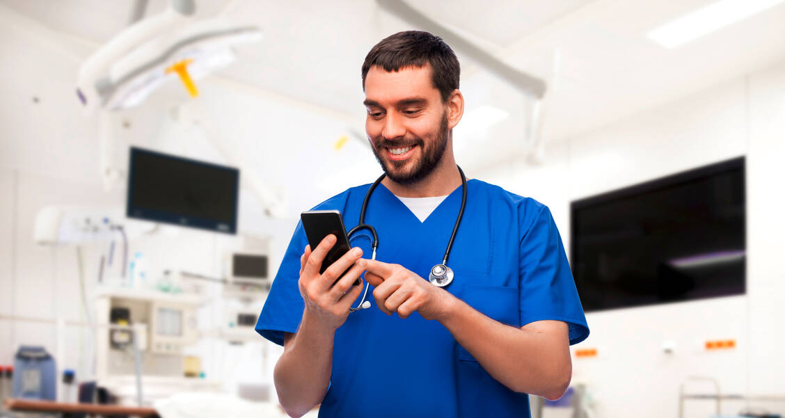 Ein kurzer Chat zwischendurch: Ein neuer Messenger-Dienst soll schon bald Tempo in die Kommunikation zwischen den Sektoren im Gesundheitswesen bringen. / Foto: Adobe Stock/Syda Productions