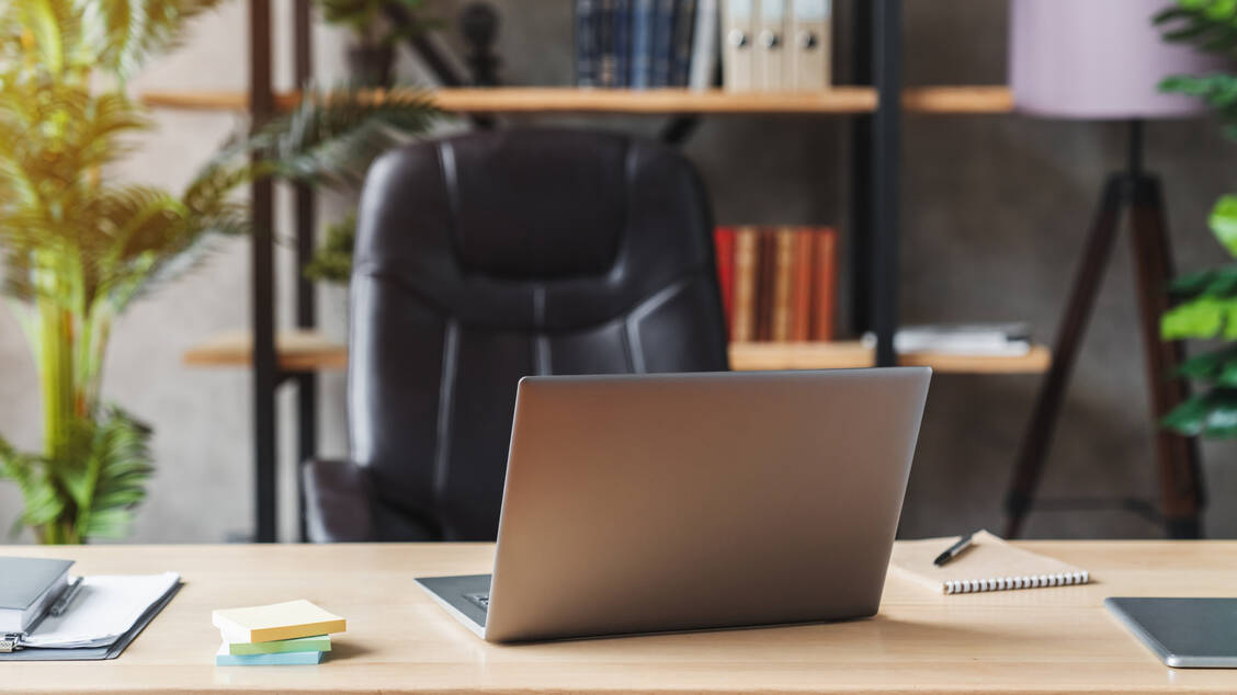 Zurückhaltung ist nachhaltiger: Unternehmen befördern oft Personen, die zwar wie Führungskräfte wirken, aber nicht die nötigen Fähigkeiten mitbringen. / © Shutterstock/Inside Creative House/