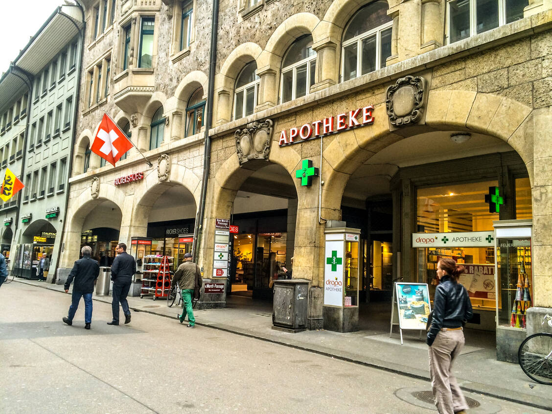 In der Schweiz wurde das Abgabeprotokoll zur Notfallverhütung zugunsten der pharmazeutischen Beratung überarbeitet. / © Getty Images/anouchka