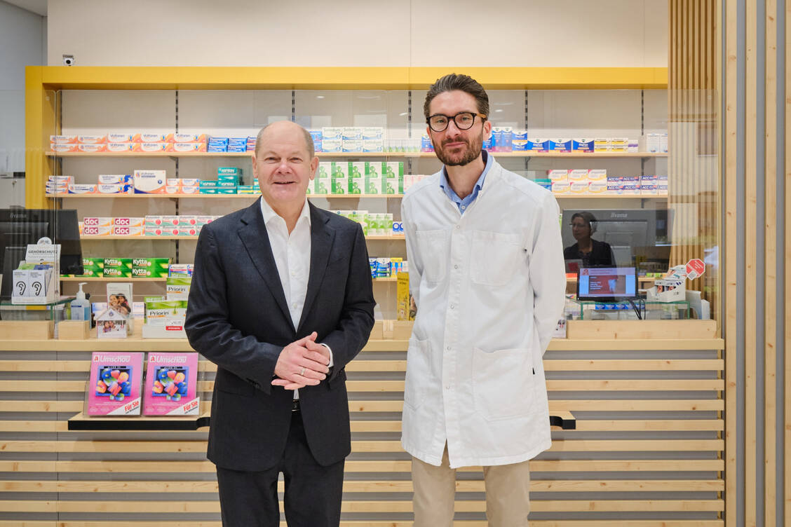 Bundeskanzler Olaf Scholz machte sich heute aus erster Hand ein Bild von der Arbeit in einer Vor-Ort-Apotheke. Eingeladen hatte ihn der Teltower Apotheker Mike Beyer. / Foto: André Wagenzik