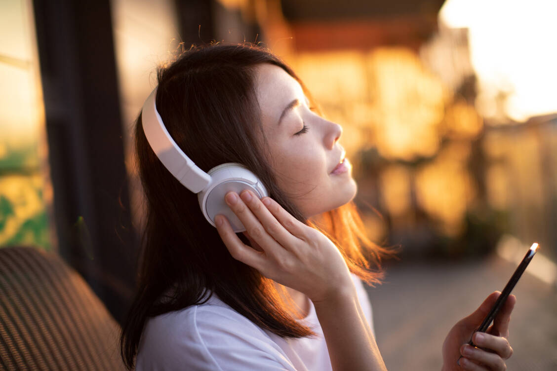 Passende Musik kann helfen, zu entspannen und einen Tinnitus »zu überhören«. / Foto: Getty Images/Oscar Wong