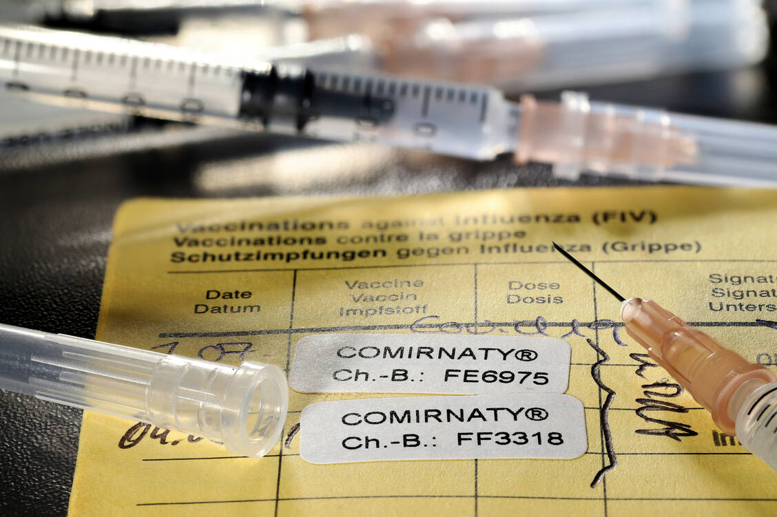 Mindestens zwei Impfungen gegen Covid-19 sollte jeder in seinem Impfpass stehen haben. Doch erst ein dritter Kontakt, ob mit dem Virus selbst oder in Form eines Boosters, komplettiert den Schutz. / Foto: Adobe Stock/Bjoern Wylezich