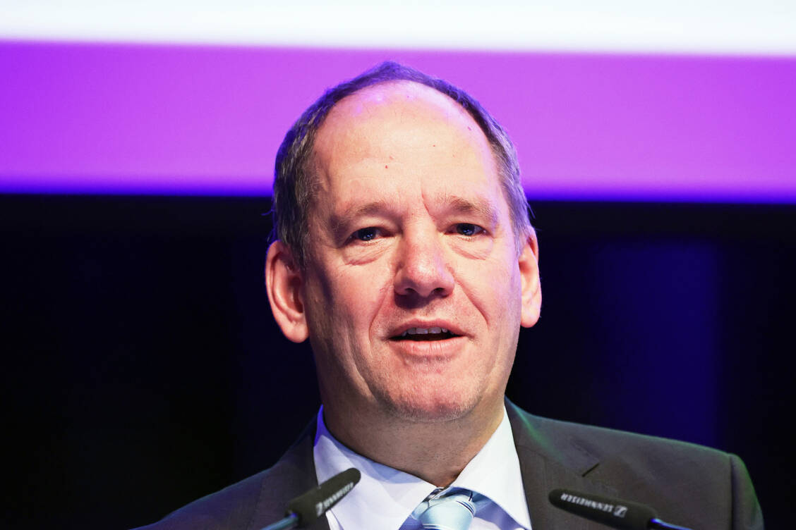»Im Bereich der pharmazeutischen Industrie werden viele flüssige Zubereitungen in der Zukunft durch Minitabletten oder andere klein dimensionierte feste Arzneiformen abgelöst werden«, sagt der pharmazeutische Technologe Professor Dr. Jörg Breitkreutz.  / Foto: PZ/Alois Müller