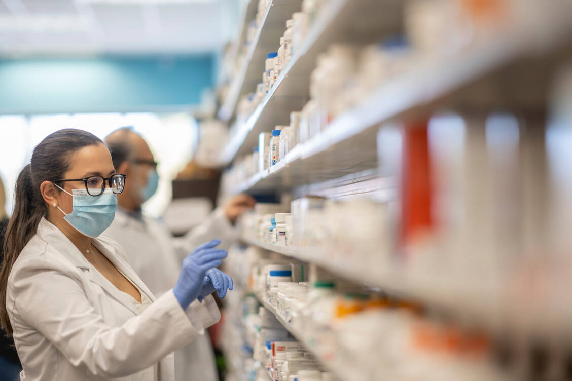In den USA dürfen Apotheker seit Juli 2022 Paxlovid auch ohne ärztliche Verordnung bei Corona-Positiven mit Risiko für einen schweren Verlauf abgeben. / Foto: Getty Images/FatCamera