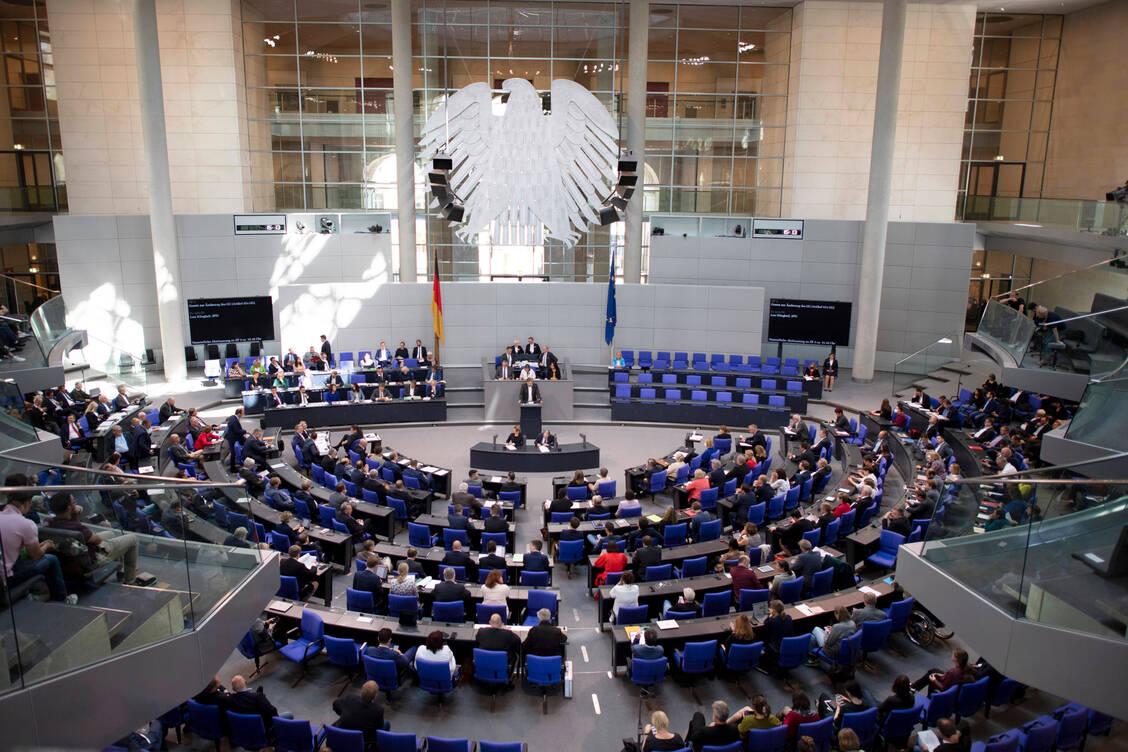 Mit den Stimmen der Ampel-Koalition hat der Bundestag heute beschlossen, dass die in der Sars-Cov2-Arzneimittelversorgungsverordnung festgehaltenen Abgaberegeln bis Ende Juli dieses Jahres verlängert werden. / Foto: IMAGO/IPON