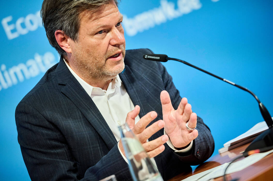 Bundeswirtschaftsminister Robert Habeck unterstützt die Apothekerschaft. / Foto: Imago Images/Mike Schmidt