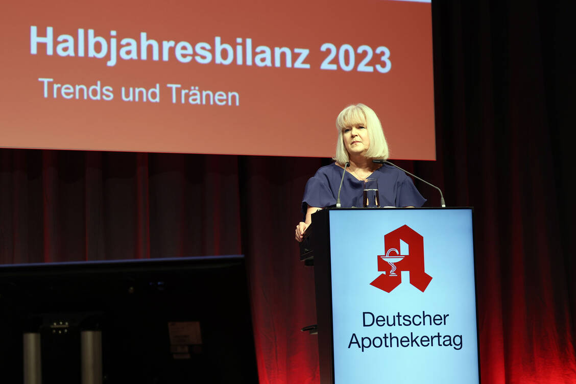 Claudia Korf, Geschäftsführerin Ökonomie der ABDA, stellte beim Deutschen Apothekertag in Düsseldorf (DAT) die Halbjahresbilanz 2023 vor. / Foto: PZ/Alois Müller