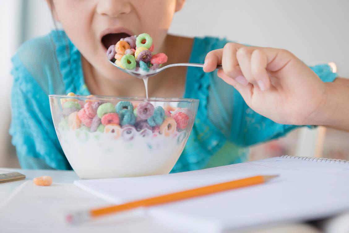 Das dieses Frühstück nicht gesund ist, sollte den meisten Eltern mittlerweile klar sein. Zucker versteckt sich jedoch in vielen Lebensmitteln und vor allem auch Limonaden und Fruchtsaftgetränken. / Foto: Getty Images/JGI/Jamie Grill/Blend Images LLC