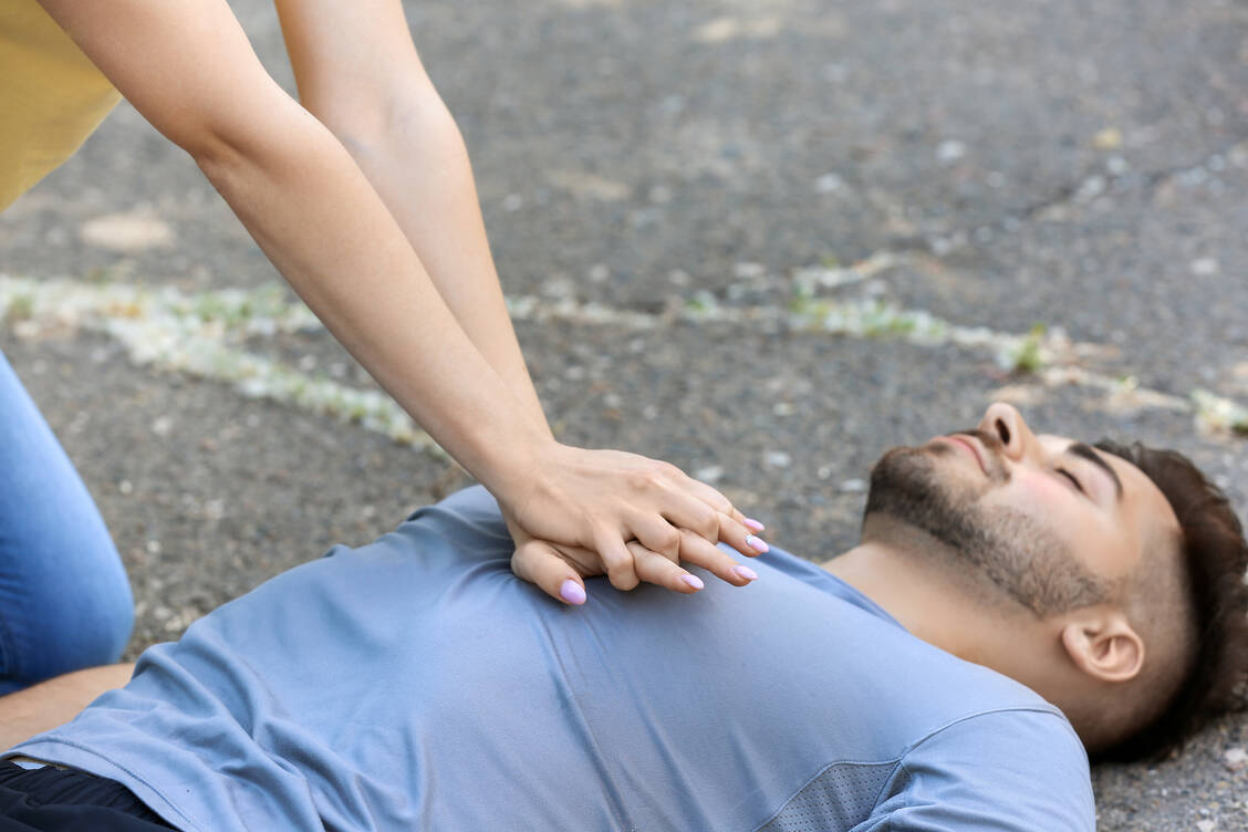 Bei der Herzdruckmassage sollte man mit beiden Händen in der Mitte des Brustkorbs etwa 100 Mal pro Minute ungefähr 5 cm tief drücken.  / Foto: Adobe Stock/Leonid
