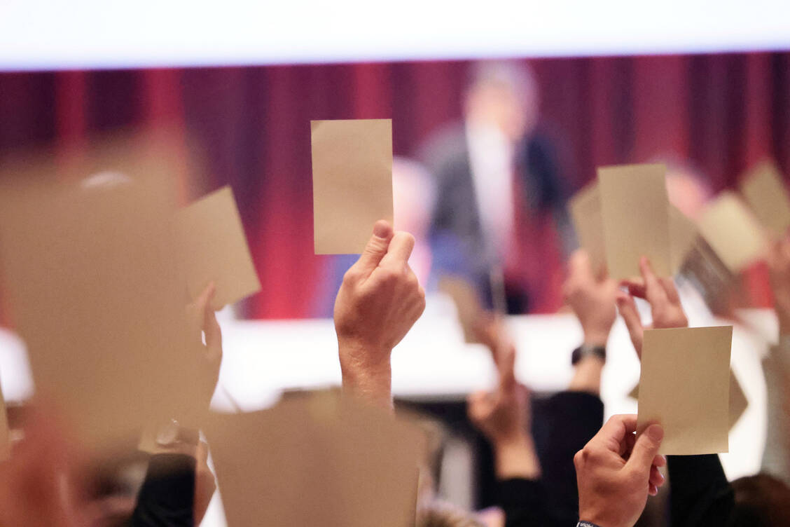 Angesichts Diskussion um eine befürchtete Entmachtung des DAT: Der VdPP will die ABDA-Struktur erneut diskutieren. / © PZ/Alois Müller