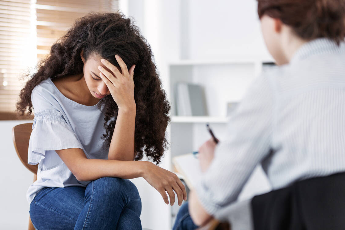 Eine frühzeitige Behandlung depressiver Symptome könnte eine Depression verhindern. / © Adobe Stock/Photographee.eu
