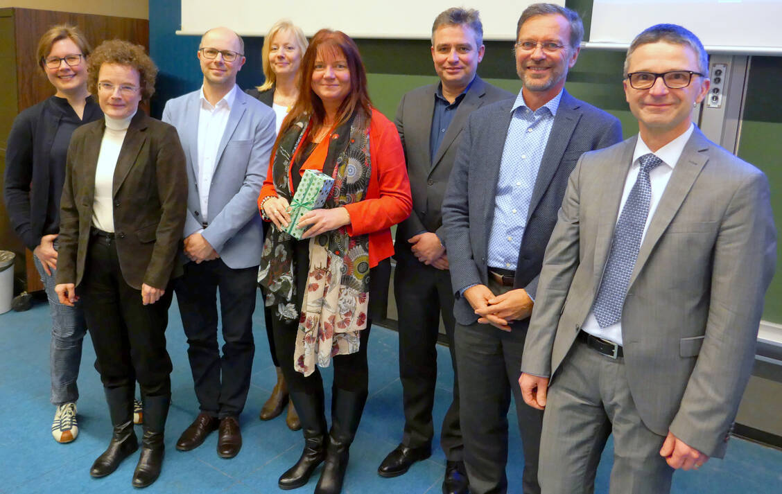 Als Referenten konnten der Vorsitzende der DPhG-Landesgruppe Niedersachsen Professor Dr. Knut Baumann (r.) sowie Professor Dr. Heike Bunjes (Zweite Vorsitzende), Dr. Christiane Hoffmann (Schriftführerin) und Professor Dr. Stephan Reichl (Schatzmeister) Dr. Gabriele Mahn, Katja Schmitt-Bieda, Professor Dr.  Dirk Meyer-Olson und Dr. Stefan Simianer (v.l.)begrüßen. / Foto: PZ/Christiane Berg