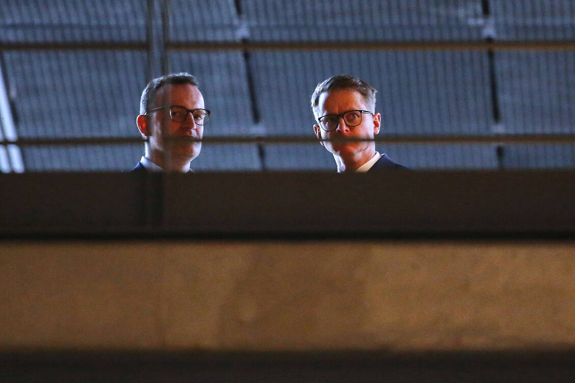 Carsten Linnemann will nun doch nicht Bundeswirtschaftsminister werden. Das könnte den Weg für Jens Spahn freimachen. / © IMAGO/dts Nachrichtenagentur