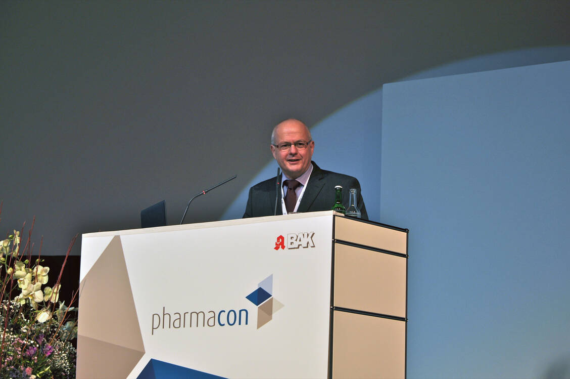 BAK-Präsident Dr. Andreas Kiefer eröffnet den Pharmacon Meran und begrüßt circa 1000 Teilnehmer – aber dieses Mal leider nicht in Meran wie vor einem Jahr, sondern virtuell am Computer.  / Foto: Archivbild: PZ/Mende