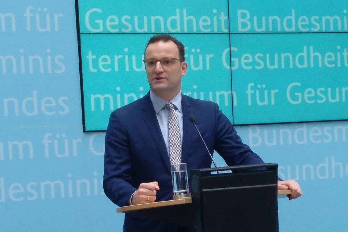 »Die Coronavirus-Pandemie ist noch nicht vorbei«, warnt der Bundesminister für Gesundheit Jens Spahn. Neben den Tests sei es weiter wichtig, die AHA-Regeln des Alltags einzuhalten. (Archivbild) / Foto: PZ/Evans