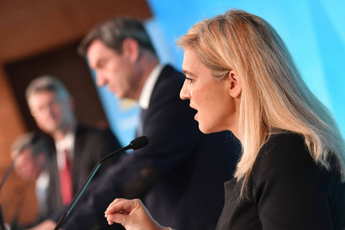Die bayerische Gesundheitsministerin Melanie Huml (CSU) erklärte heute zusammen mit Ministerpräsident Markus Söder (CSU, im Hintergrund) das künftige Impfkonzept des Freistaats. / Foto: Imago Images/SVEN SIMON