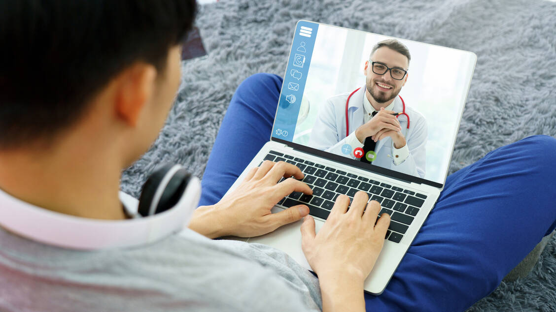 Online-Visite möglich, aber nicht erste Option: Bei Telemedizin-Anbietern können Patienten oft auch lediglich durch die  Beantwortung von Fragebögen an ihre gewünschte Verordnung gelangen. Häufig wird das Rezept dann direkt an eine Versandapotheke weitergeleitet. / Foto: Adobe Stock/Rapeepat