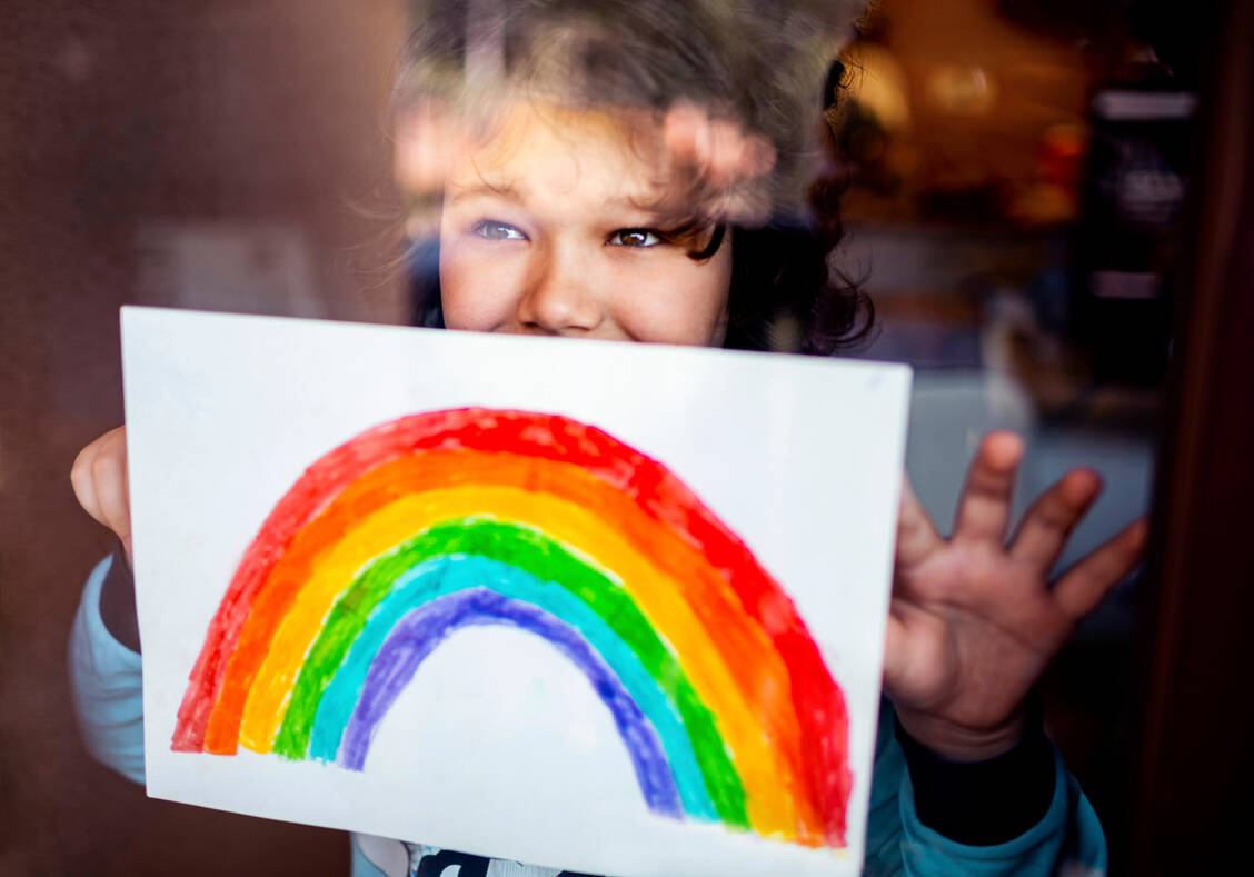 Der Regenbogen wurde im ersten Lockdown des Jahres zum Symbol der Hoffnung. Mit den Impfstoffzulassungen ist nun wirklich ein Silberstreif am Horizont für das neue Jahr zu erkennen. / Foto: Getty Images/Marko Geber