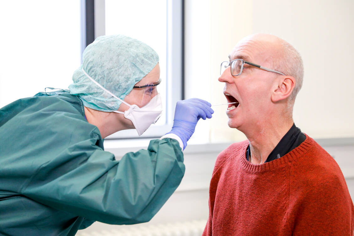 Ein Abstrich erfordert immer den gleichen Aufwand – egal ob ein Arzt oder Apotheker den Coronatest durchführt. / Foto: UKE