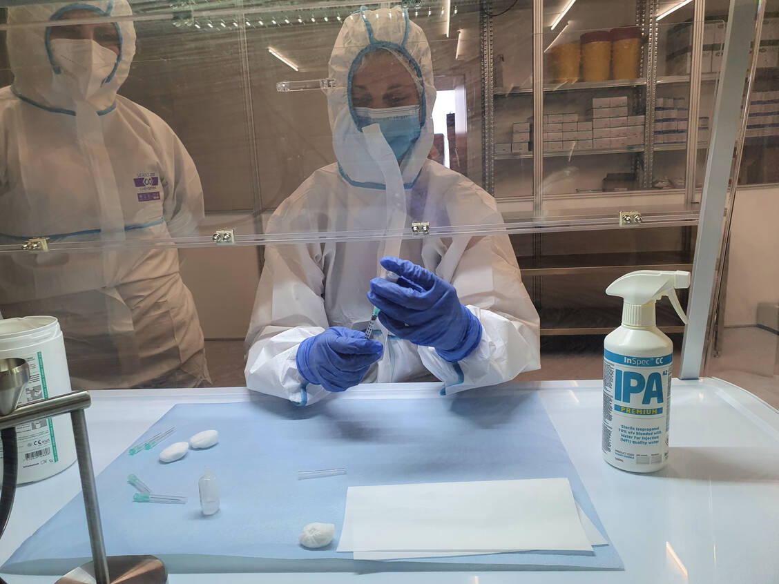 Im Impfzentrum des Landkreises Kassels werden die Covid-19-Impfstoffe in einer Werkbank für die Sterilherstellung applikationsbereit gemacht. Für die Rekonstitution des Biontech/Pfizer-Impfstoffs verwendet das pharmazeutische Personal Feindosierungsspritzen mit Spardorn. / Foto: Christian Heckmann