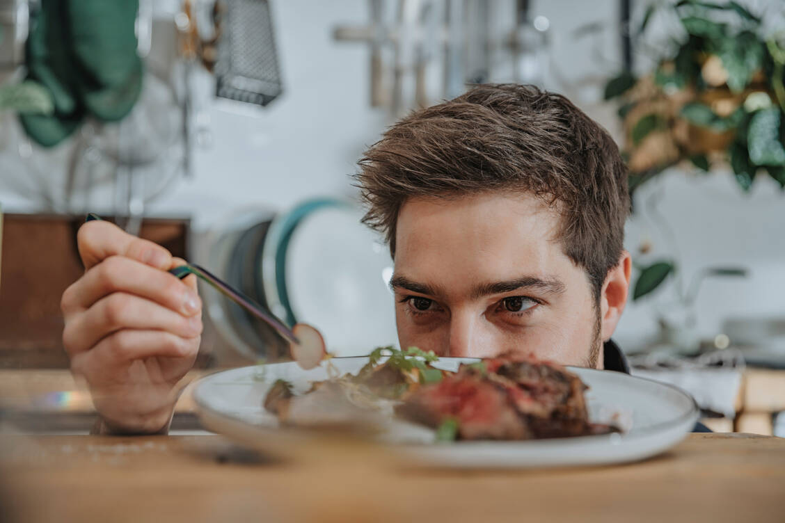 Motivation zum Verzicht variiert: Alters- und Bildungsunterschiede prägen hierzulande die Bereitschaft zu fasten. / © Getty Images/Westend61