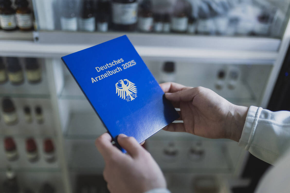 Das Deutsche und die Europäischen Arzneibücher beschreiben detailliert die Qualitätsanforderungen an Arzneistoffe und Zubereitungen. / © IMAGO/photothek