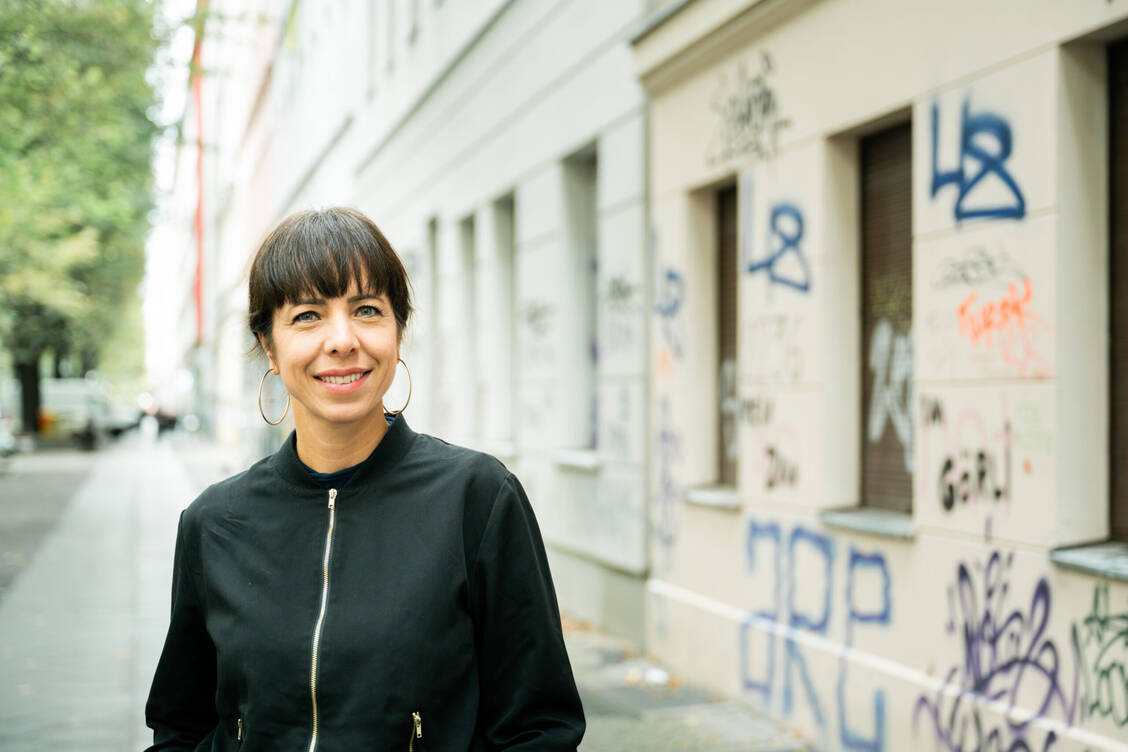 Die Spitzenkandidatin der Linken ist die Juristin und Aktivistin Elif Eralp.  / © Die Linke/ Helin Bereket