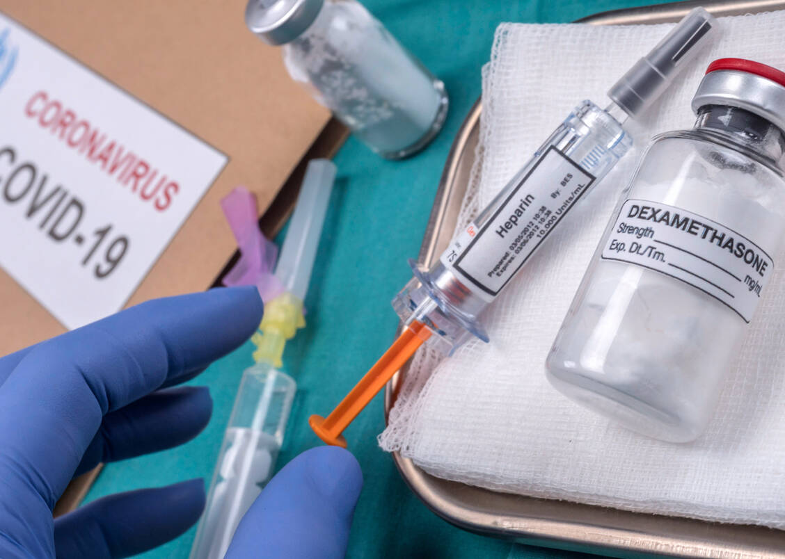 Eine Thrombose-Prophylaxe sowie eine Dexamethason-Gabe kommen bei schweren Covid-19-Verläufen zum Einsatz. Das gilt auch für die Omikron-Variante. / Foto: Adobe Stock/felipecaparros