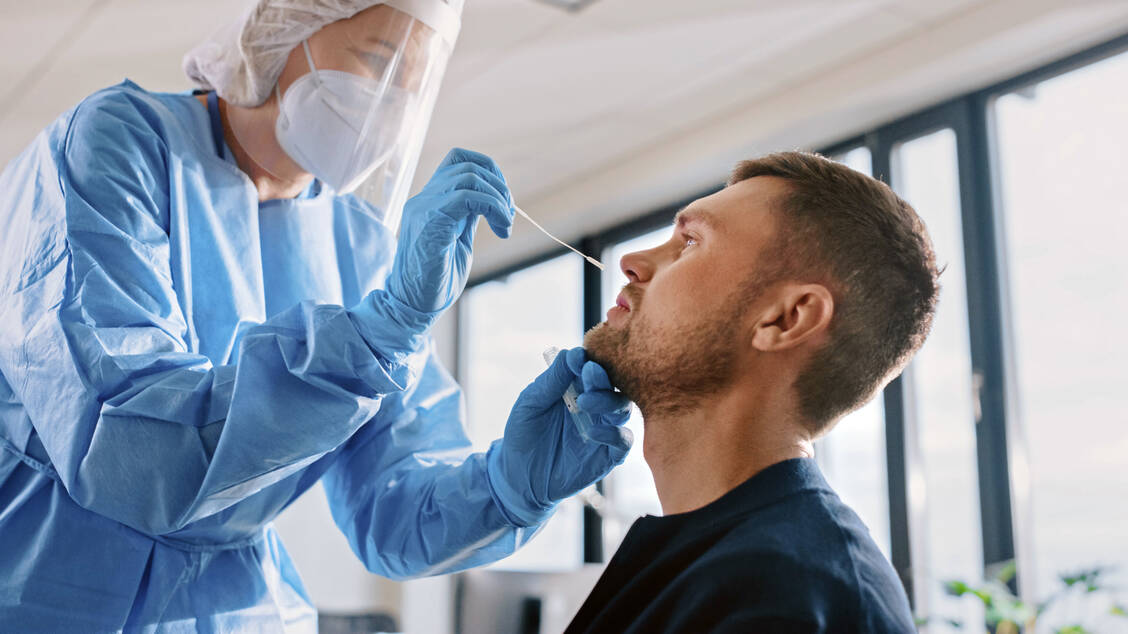 Die Abstrichnahme für Antigenschnell- oder PCR-Tests gehört für viele Apotheken mittlerweile zum Alltag. Der Anspruch auf die Bürgertests soll nun nochmal zwei Monate verlängert werden.  / Foto: Adobe Stock/ Gorodenkoff