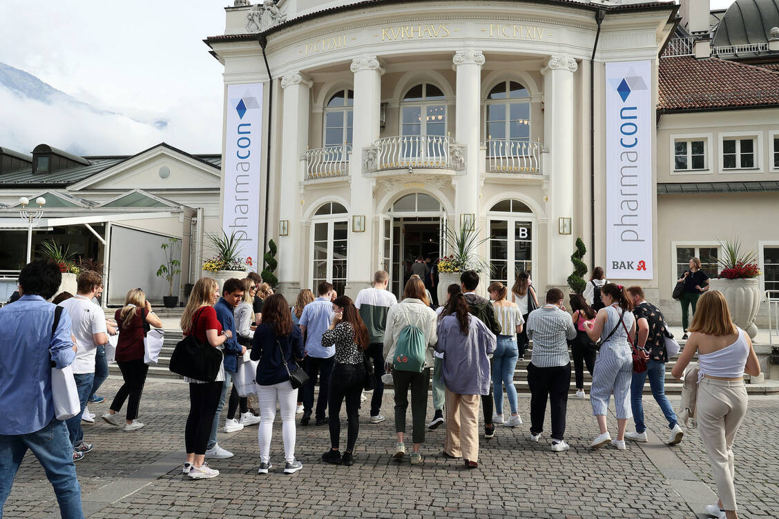 Endlich wieder zusammenkommen: Das nutzten rund 600 Apotheker und Apothekerinnen, Studierende und PhiPs diese Woche beim Pharmacon im Kurhaus von Meran. / Foto: PZ/Alois Müller