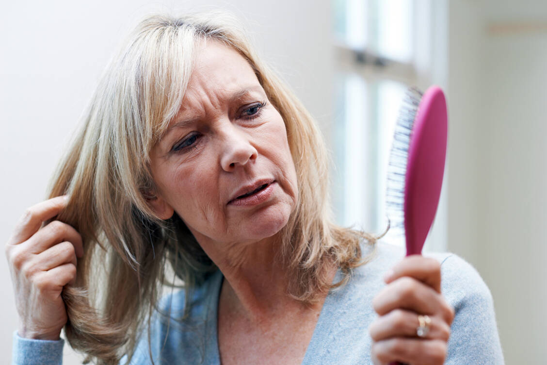 Die Haardichte nimmt mit dem Alter ab. Durch die Hormonumstellung in den Wechseljahren kann es jedoch auch zum pathologischen Haarausfall kommen.    / Foto: Adobe Stock/highwaystarz