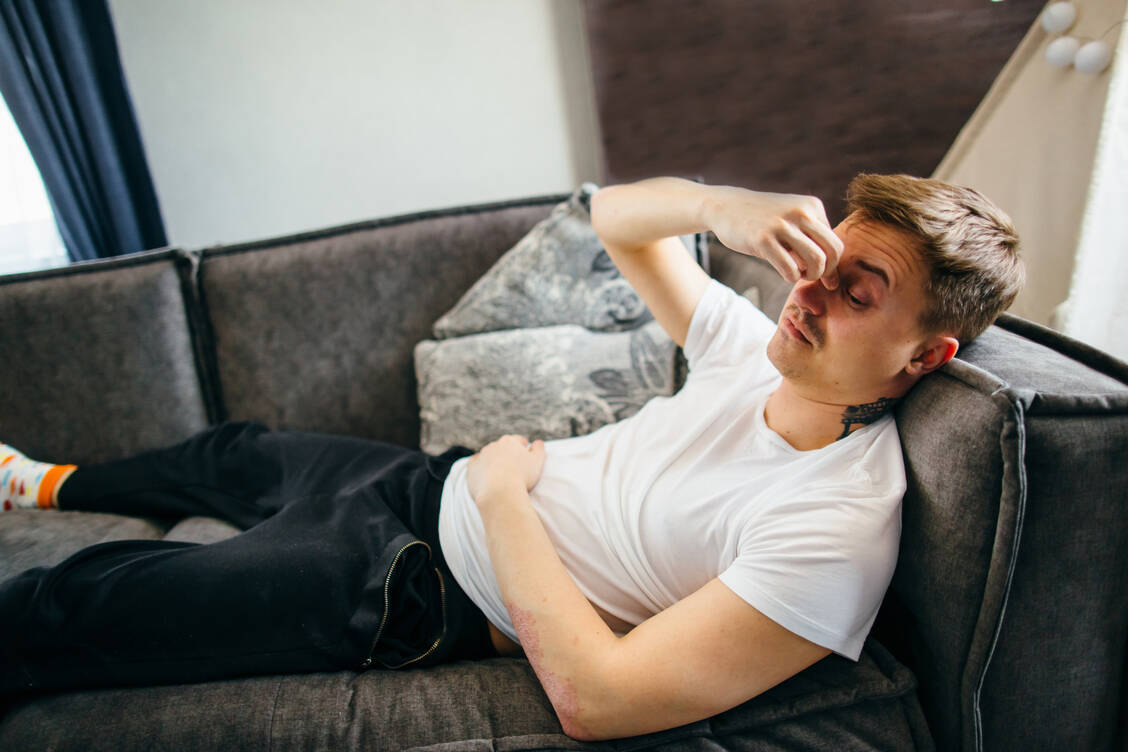 Kopfschmerzen, Müdigkeit und »Brain Fog« zählen unter anderem zu den häufigen Long-Covid-Symptomen. / Foto: Getty Images/Tanja Ivanova