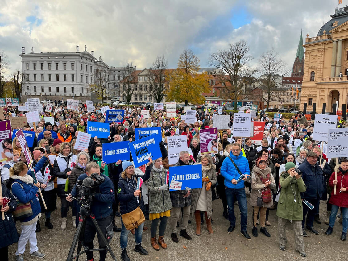 Bei der Kundgebung in Schwerin machten heute Apothekenteams, Ärzte und Zahnärzte gemeinsam ihrem Unmut Luft. / Foto: PZ/Müller
