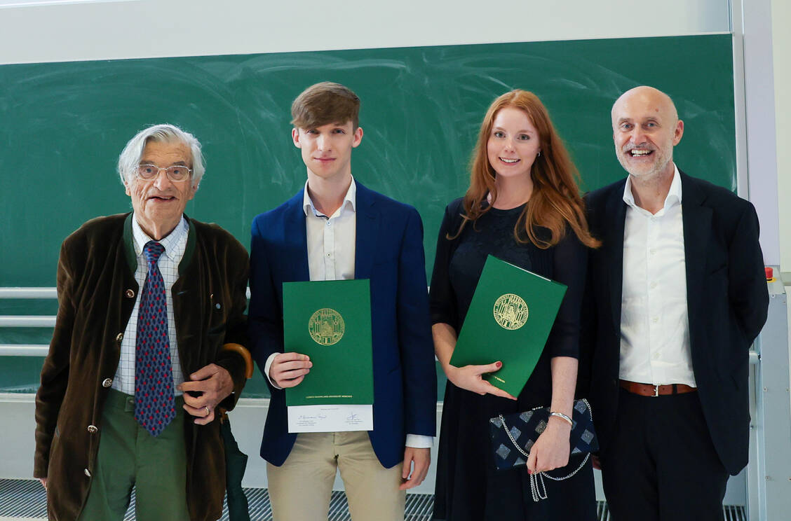 Verleihung der Lesmüller-Preise 2024 (von links): Dr. Hermann Vogel, Florian Ungar, Kristina Klein und Professor Dr. Franz Paintner / Foto: LMU/Fabian Schmid