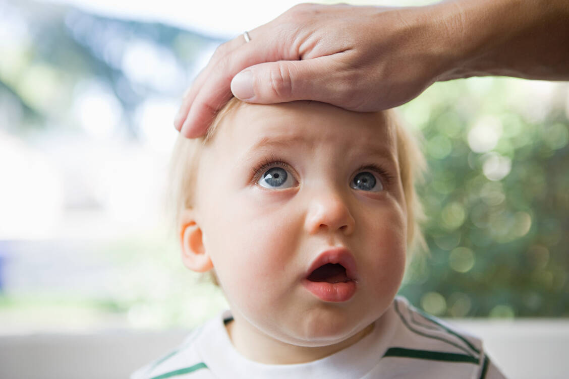 Wenn ihr Immunsystem erste Bekanntschaft mit Krankheitserregern macht, haben Kinder oft Fieber. Dieses mit Medikamenten zu senken, halten Kinderärzte aber oft nur dann für notwendig, wenn das Wohlbefinden des kleinen Patienten eingeschränkt ist. / © Getty Images/Connect Images