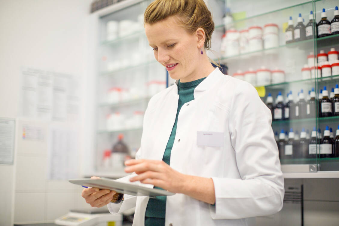 Eine Vor-Ort-Apotheke kann davon profitieren, wenn Apothekerinnen und Apotheker regelmäßig Zeit haben, sich mehr Wissen anzueignen.  / Foto: Getty Images/Luis Alvarez