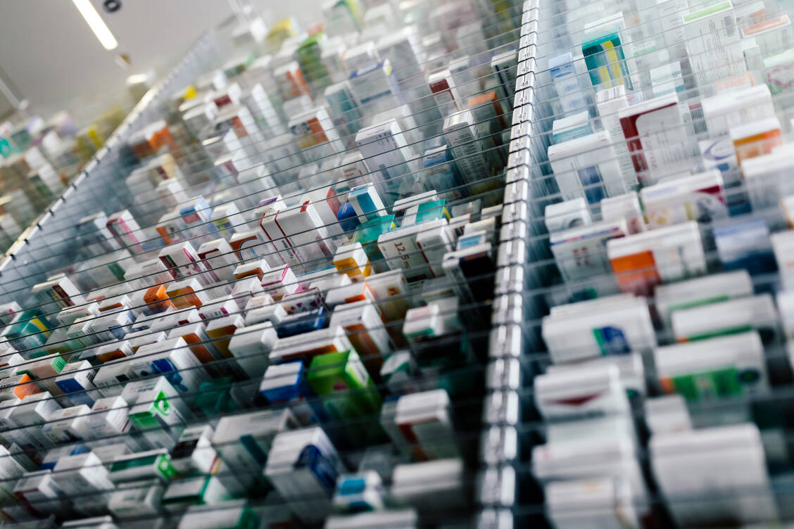 Viele Krankenhausapotheken arbeiten bereits mit Kommissionierautomaten. Die Etablierung weiterer Abgabe-Automaten ist laut ABDA daher nicht zwingend nötig. / Foto: Getty Images/Westend61