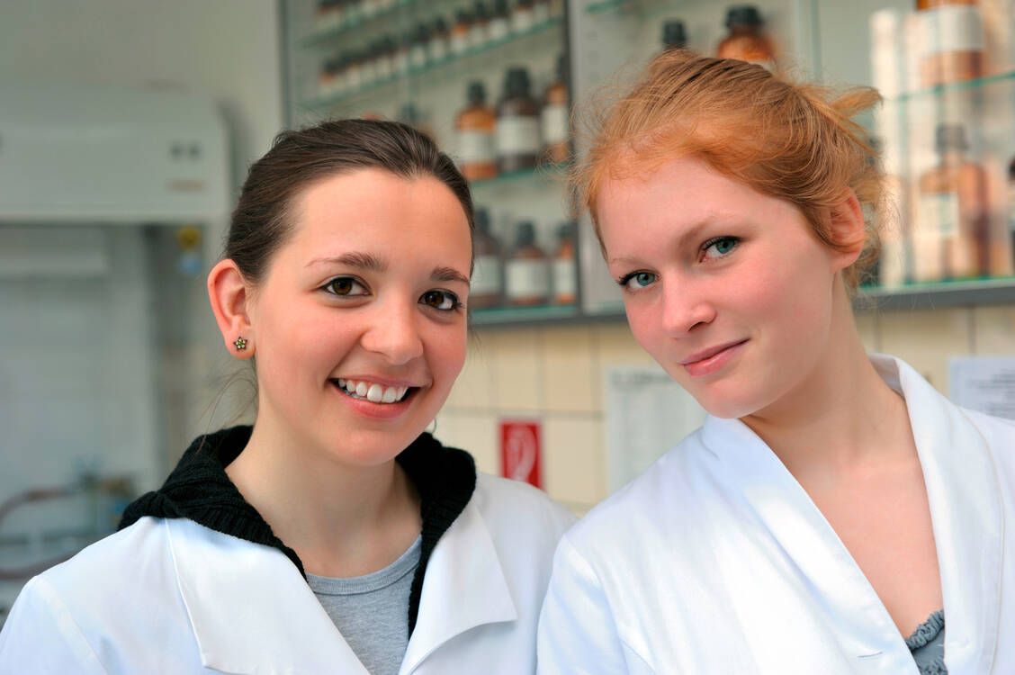 Wie lassen sich junge Menschen für eine PTA-Ausbildung motivieren? Hohes Schulgeld und fehlende Ausbildungsvergütung setzten bislang hohe Hürden.  / Foto: Adobe Stock/Volker Witt,