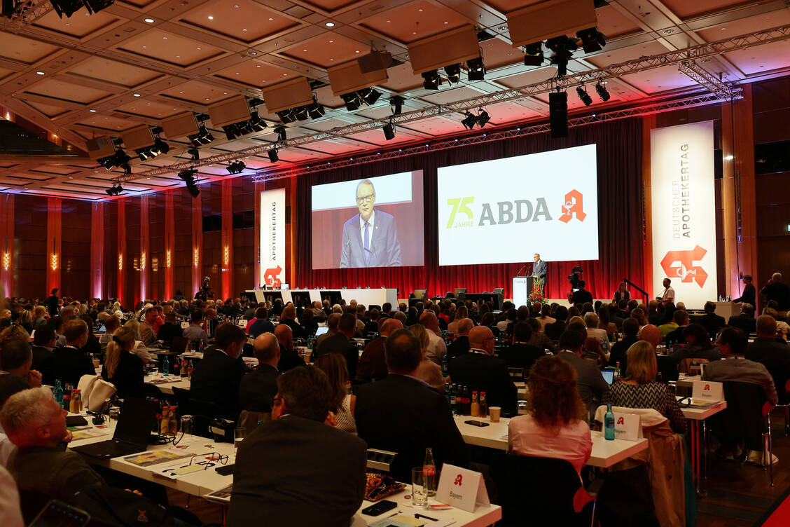 ABDA-Präsident Thomas Preis bei der Eröffnung des Deutschen Apothekertags (DAT) 2025 in Düsseldorf.  / © PZ/Alois Müller