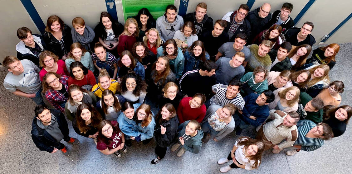 Vor der Coronavirus-Pandemie: Erstsemester dicht gedrängt und gut gelaunt im Wintersemester 19/20. / Foto: Gohara Ramadan
