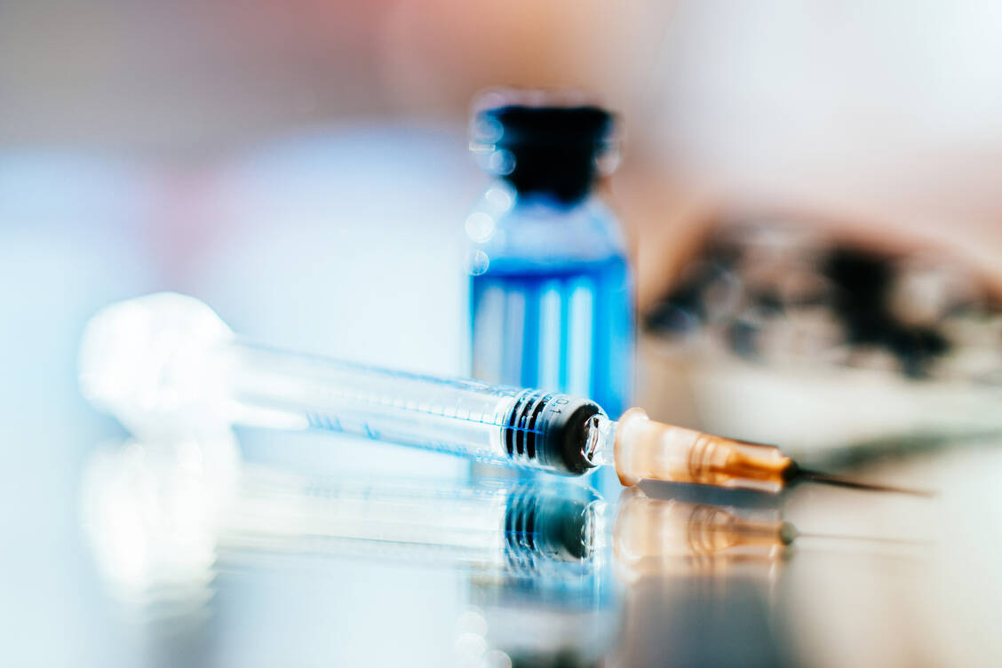 Die Vials mit dem Moderna-Impfstoff enthalten zehn Impfdosen pro Stück / Foto: Getty Images/Guido Mieth (Symbolbild)