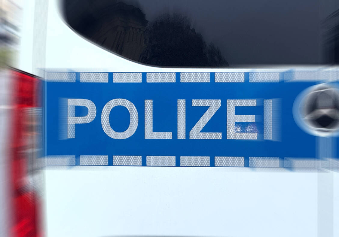 In Hamburg hat ein Mann in einer Apotheke mit einem Schlagstock Inventar zerstört – er hatte sich offenbar über die bevorstehenden Apothekenproteste und -schließungen geärgert.  / © Imago/mix1